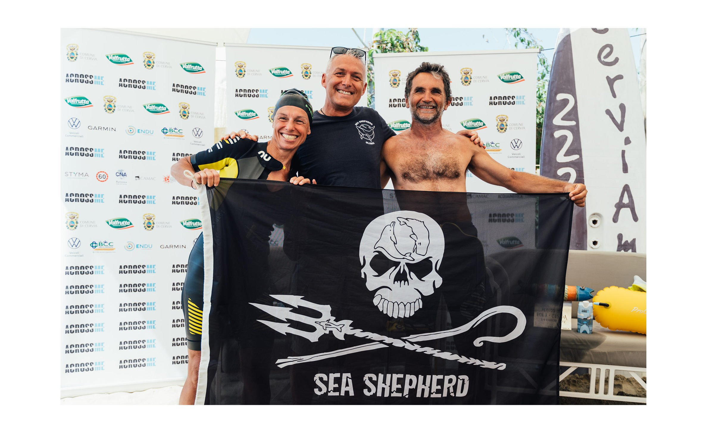 Andrea Pelo di Giorgio, la sua compagna Lisa Lapomarda e GianLuca Frisoni responsabile di Sea Shepherd Emilia Romagna