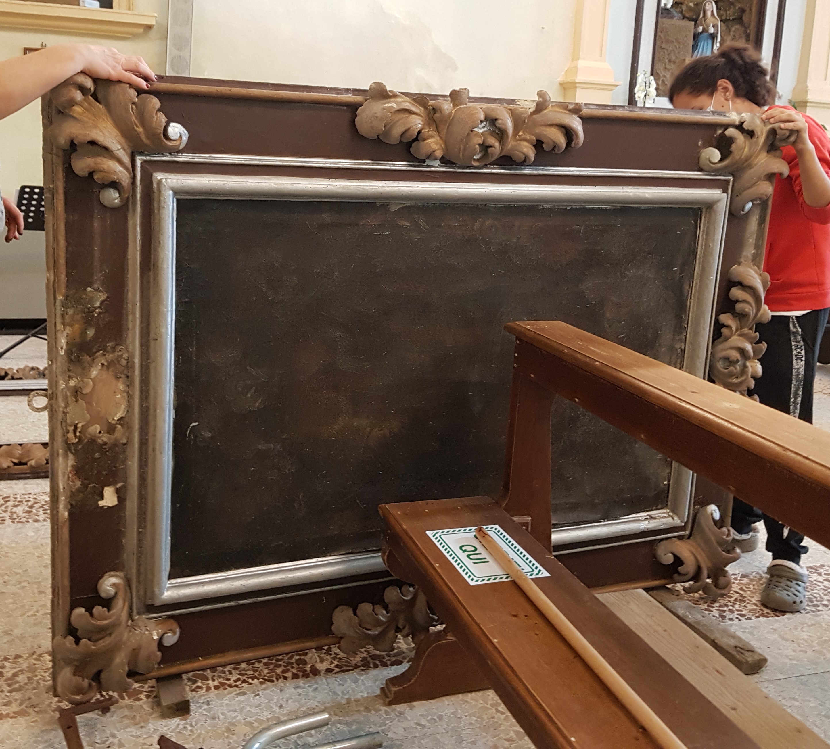 Le prime due opere gia restaurate sono incorniciate da pregevoli cornici in legno intarsiato originariamente dorate. Ora la coltre di vernice scura non permette alla "Assunzione" e "Trasfigurazione" di mostrare la loro luce e la bellezza delle corone di fiori che le attorniano. Andiamo avanti così  ......Chissa potrebbe essere il nuovo obiettivo.