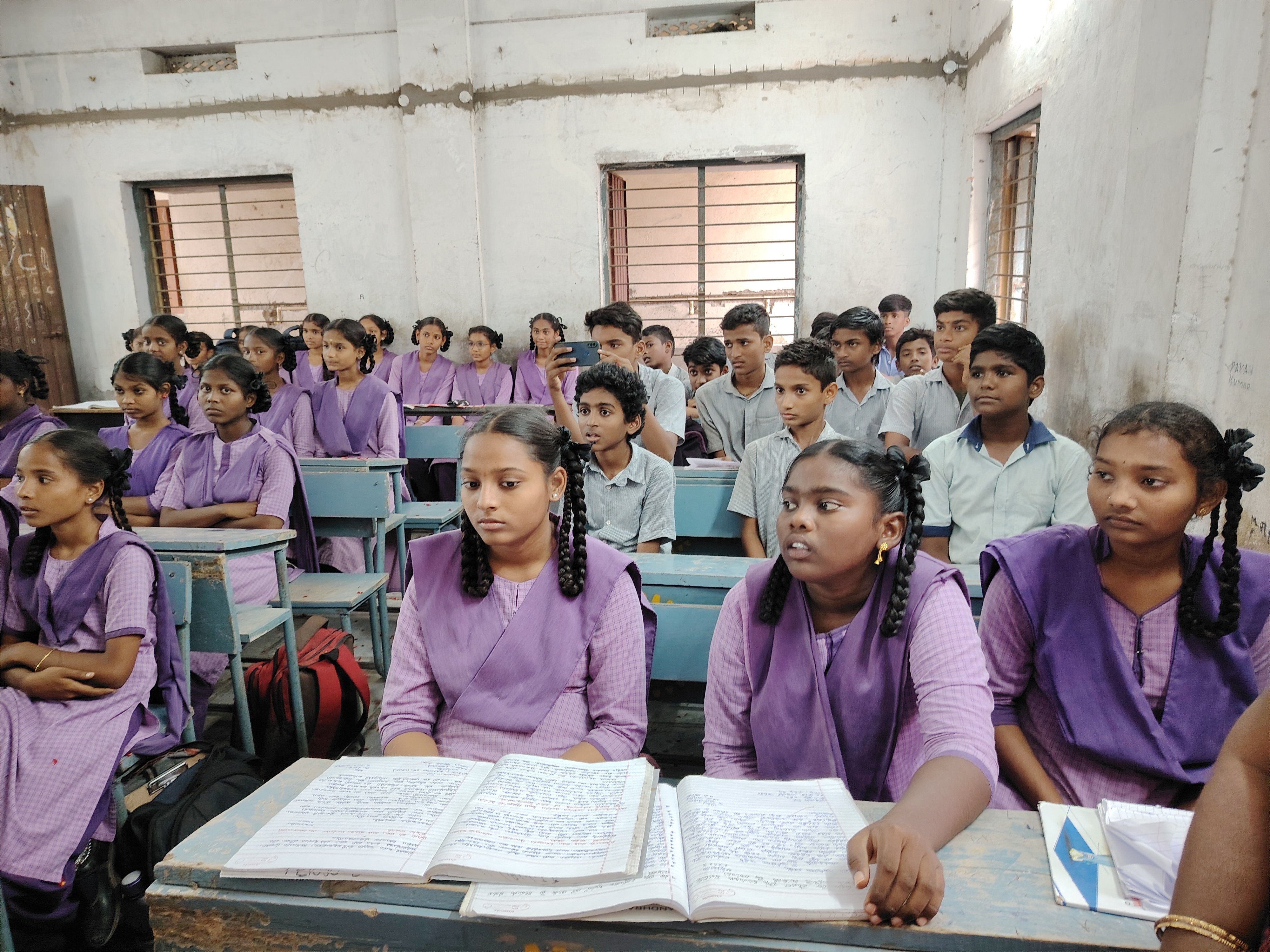 Ragazze e ragazzi indiani a corsi dopo scuola