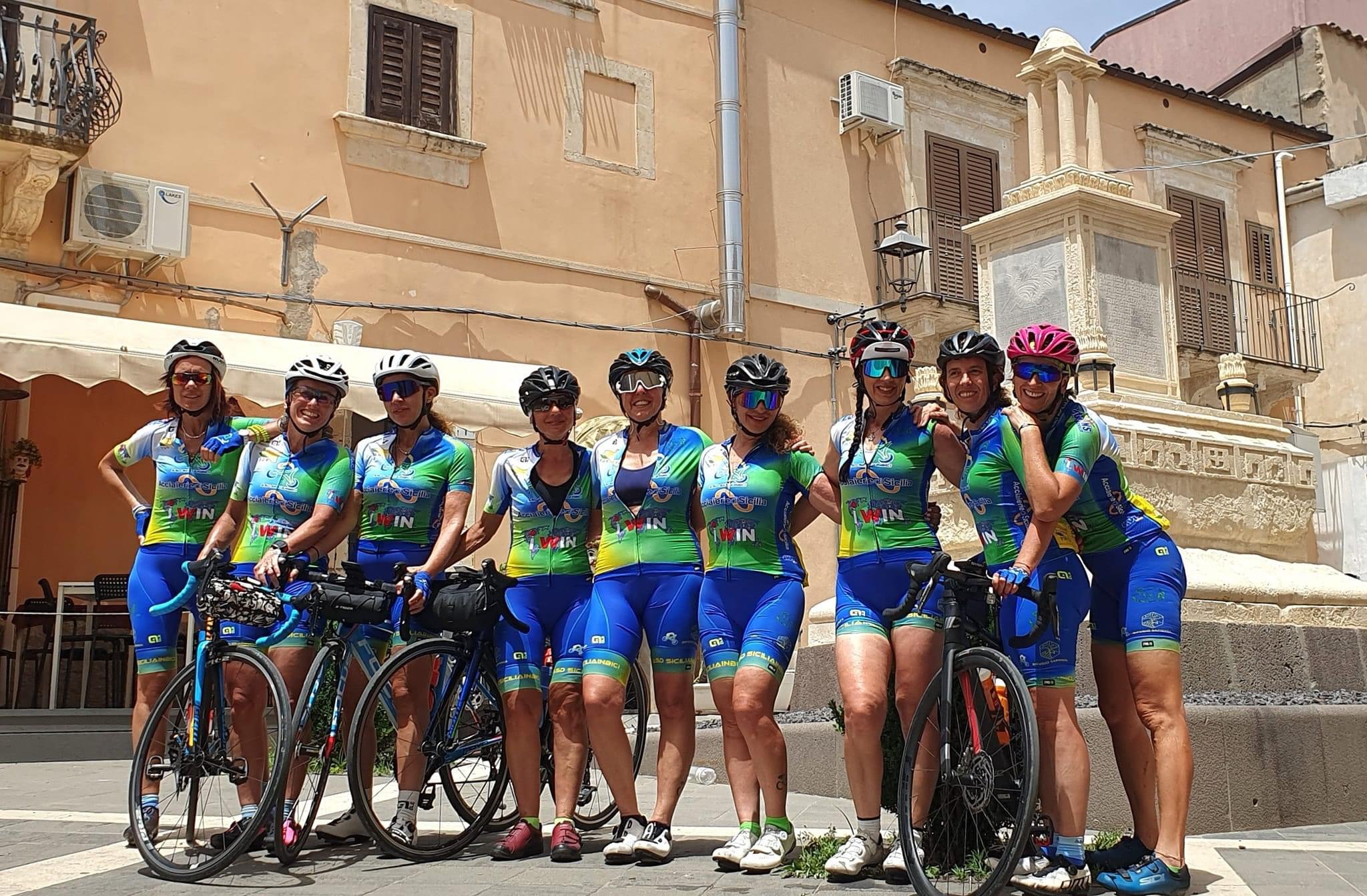 Cosa ti porta. la domenica mattina, a svegliarti alle 4:00 per pedalare 200 km, con temperature previste fino a 37 °C??? 🤔 1. L'affetto e la fiducia per un caro amico come Marco Corso 🥰, che non delude mai, ha disegnato un nuovo percorso sorprendente ed entusiasmante ed organizzato una manifestazione ineccepibile, arricchita dalla sua costante presenza e cura; 2. Una squadra di persone fantastiche