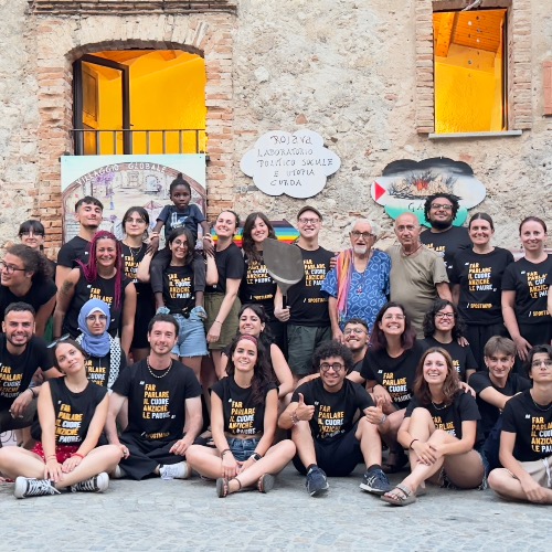 un saluto dedicato a te dalla piazza del Villaggio Globale di Riace