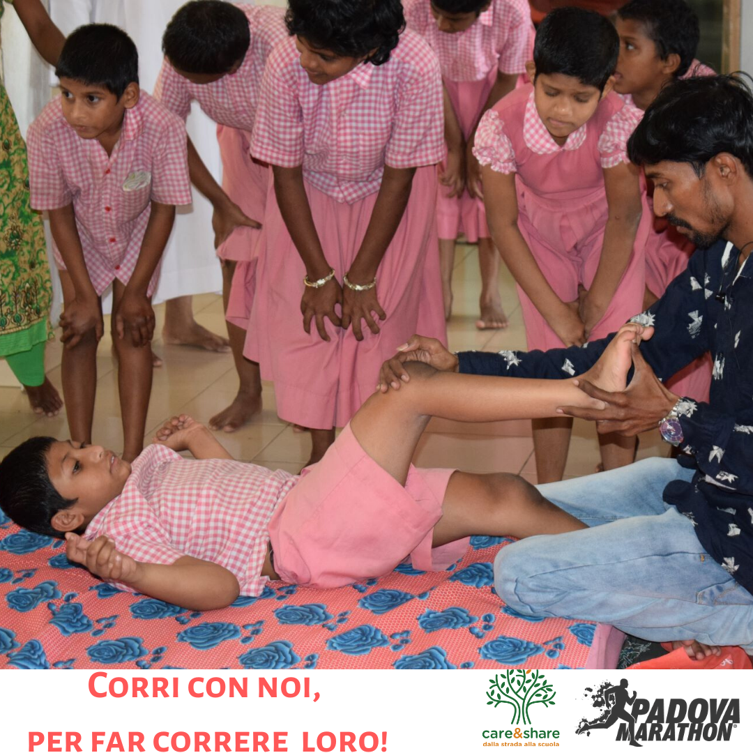 Fisioterapia ai bimbi del Prem Nikethan-Care&Share Italia