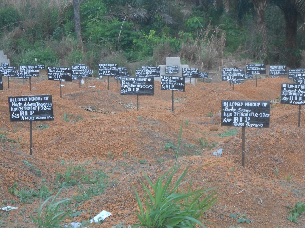 Eredità dell'epidemia: cimiteri dei morti di Ebola stracolmi