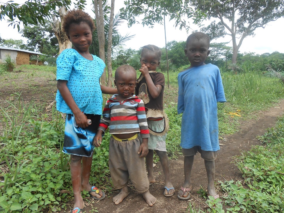 Saluti da A.K.K e i suoi fratelli dalla comunità di Kukuna (distretto di Kambia), tra i beneficiari del progetto