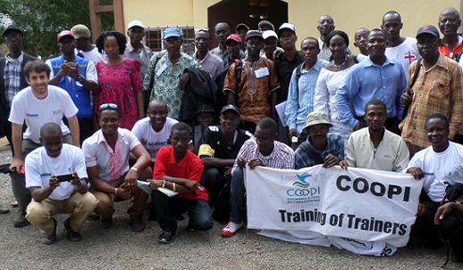 Alcuni dei contadini beneficiari del progetto riuniti a scuola per imparare a coltivare l'anacardio: foto di classe