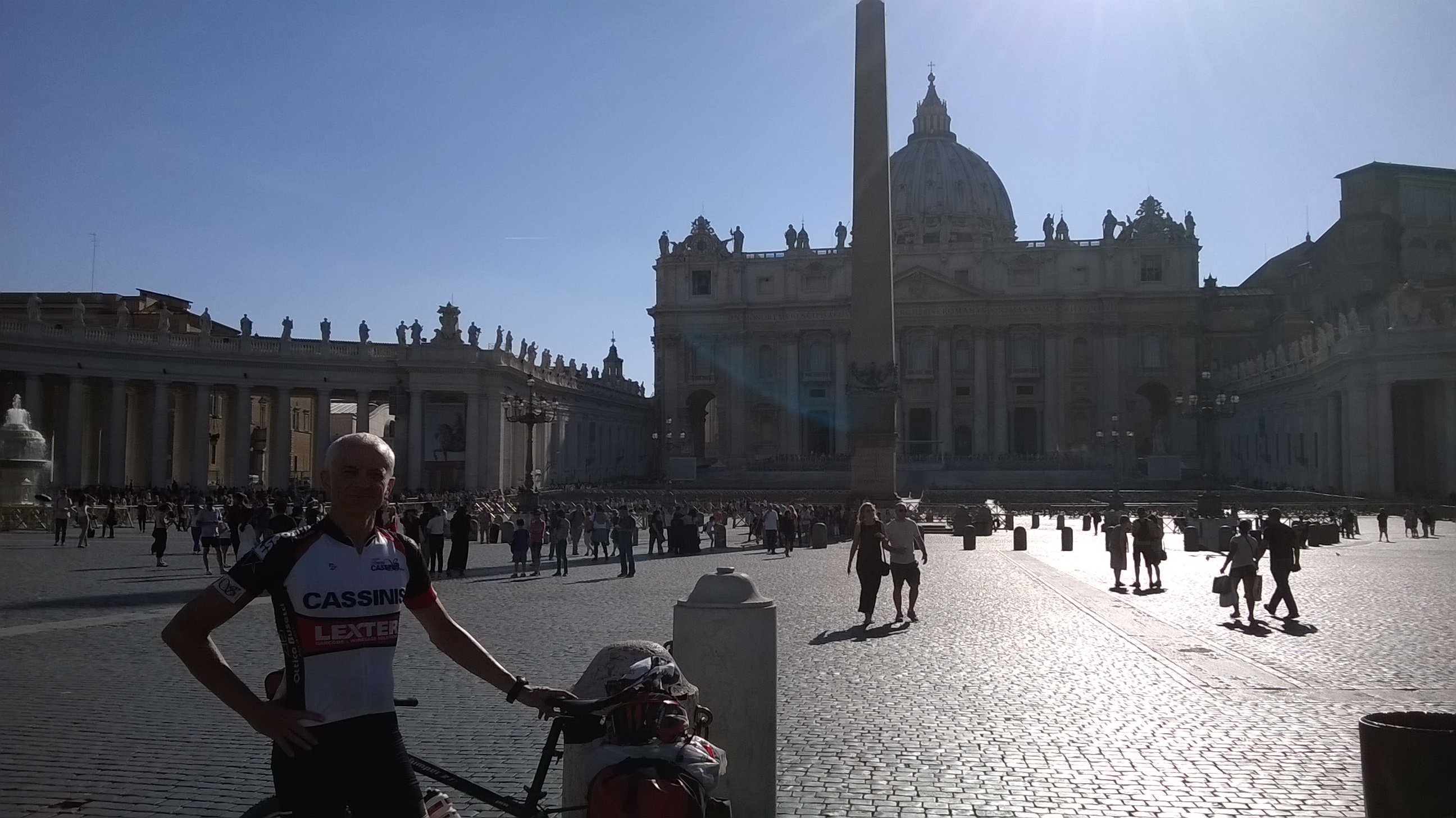 Arrivo in bici in piazza San Pietro dalla via Francigena