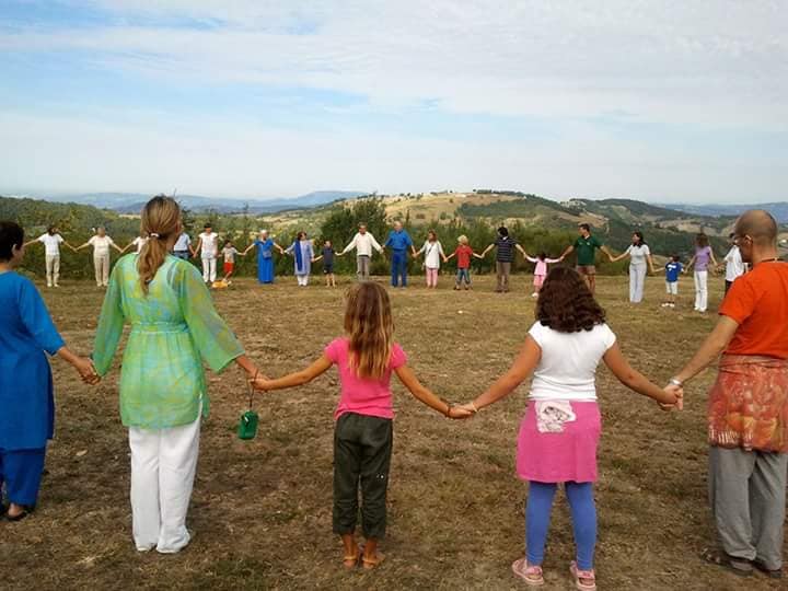 MANI UNITE FANNO MIRACOLI di YOGA ANANDA PALERMO MANI UNITE FANNO MIRACOLI-YOGA ANANDA PALERMO