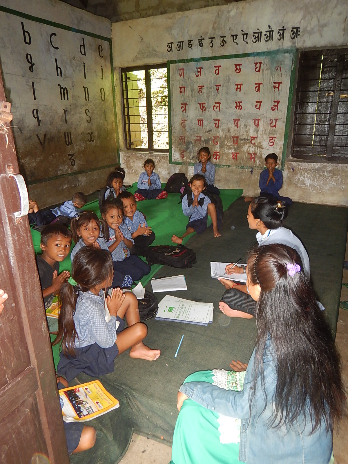 Un pasto a scuola per i piccoli Chepang -Helpcode