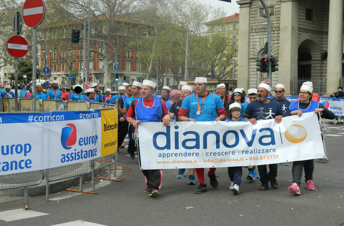 La parata finale di Dianova alla Milano Marathon 2016