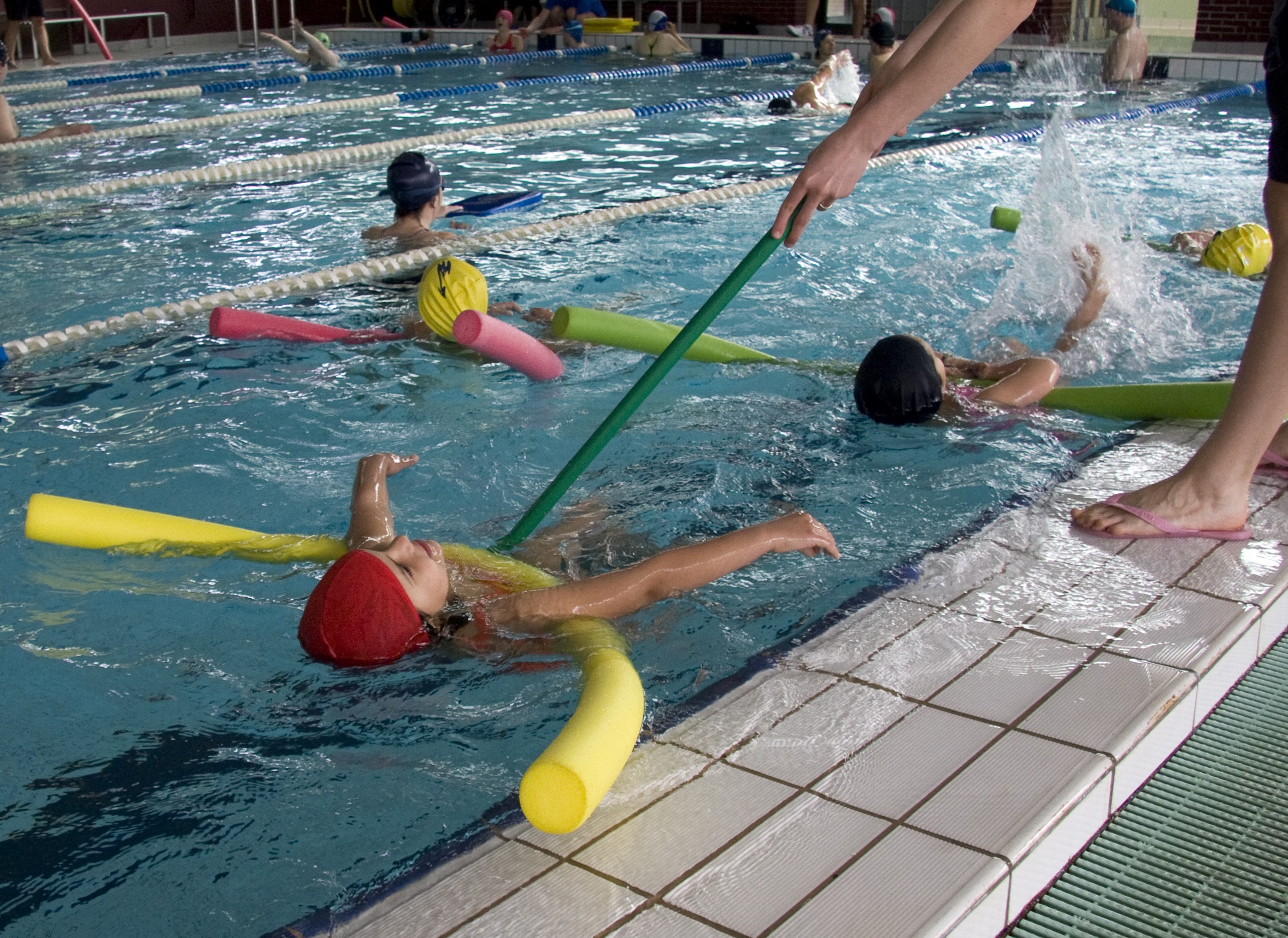 Nuotare fa bene ai bambini-Associazione CAF Onlus