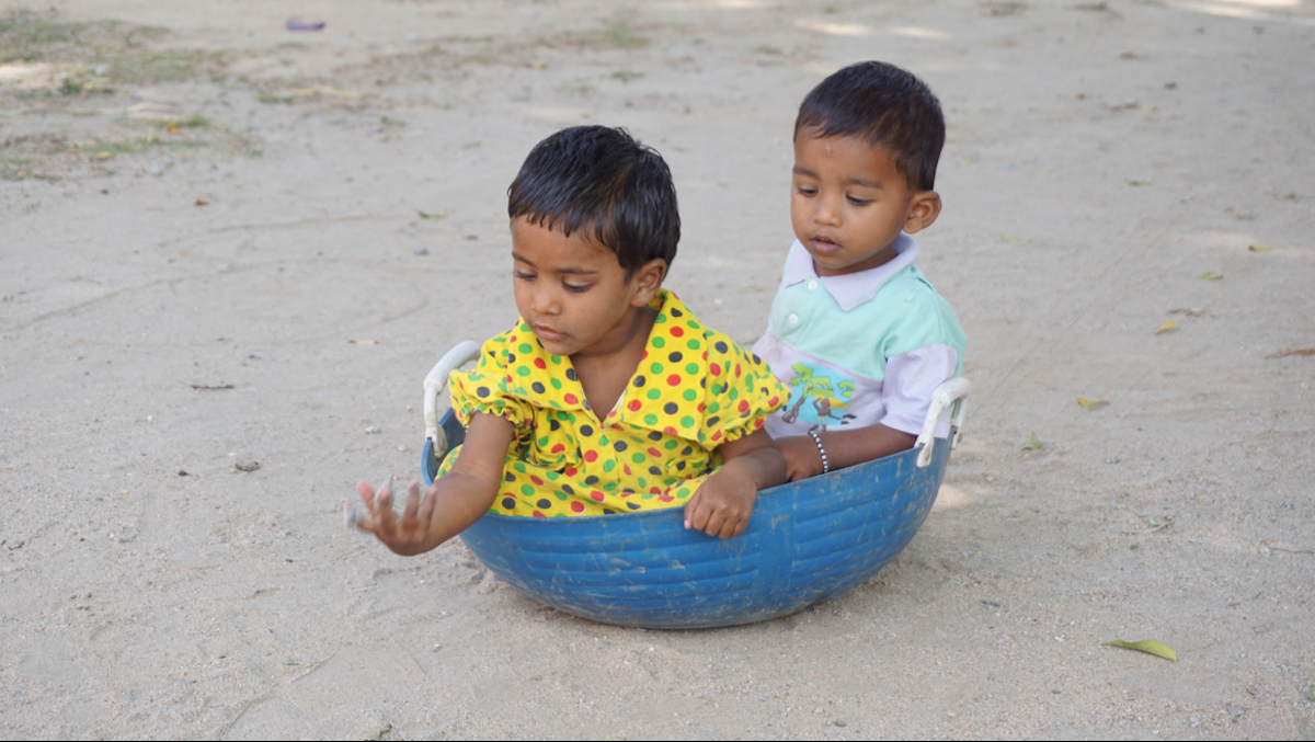 Un parco giochi per i bimbi in India-Vanaprastha